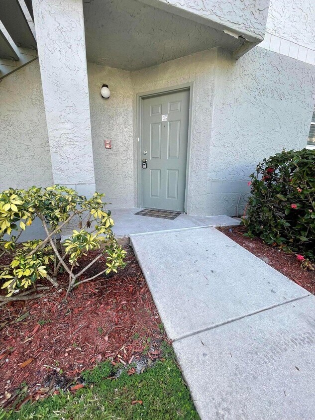 1401 Village Blvd Unit 2017, West Palm Beach, FL 33409 Room for Rent