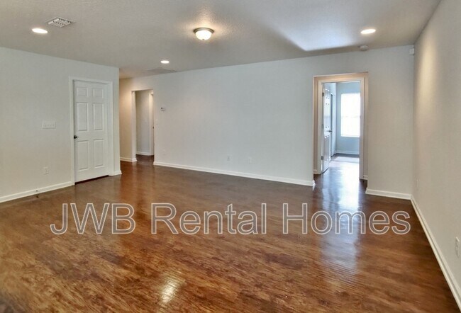 Building Photo - 8254 Maple St