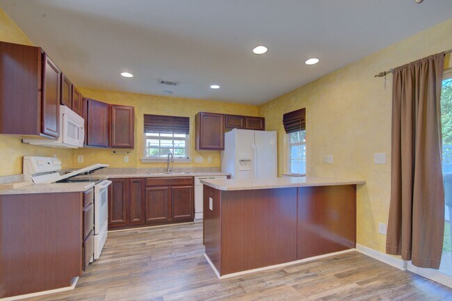 Foto del edificio - Quiet Retreat in Concord – Modern 3-Bed Co...
