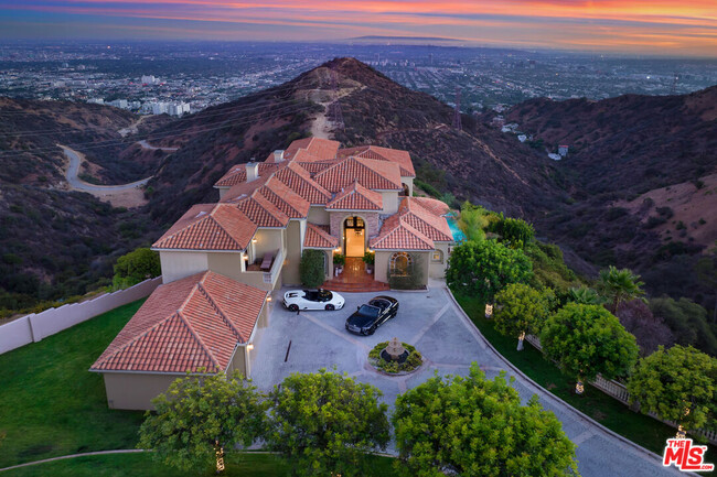Building Photo - 2462 Solar Dr