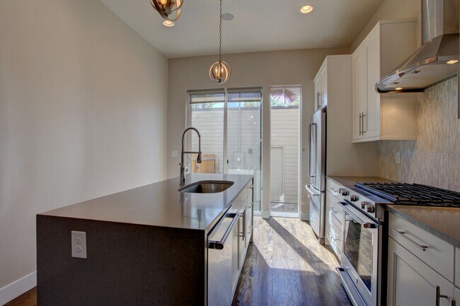 Foto del edificio - High Street Townhomes - Beautiful 3 Bedroo...