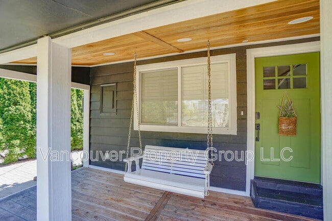 Building Photo - 2530 SW 6th Ave