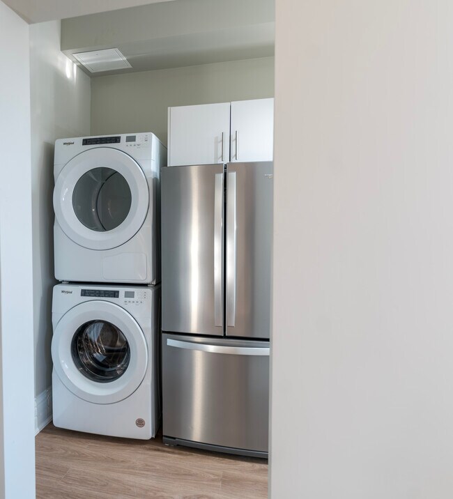 Building Photo - 1 Bed Loft in Downtown Peterborough