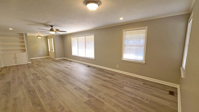 Foto del edificio - Modern Charm: Spacious 4-Bedroom Home with Inviting Amenities in Valdosta, GA
