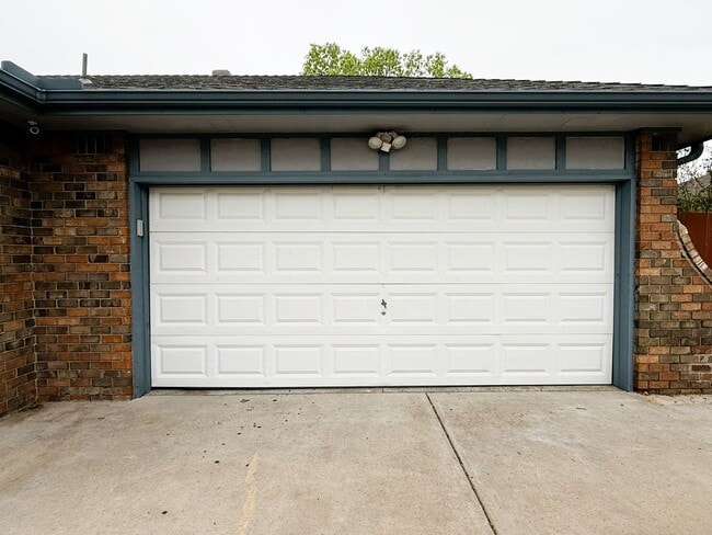 Foto del edificio - 4 bedroom home with 2 Garages, Finished Basement & Fenced Yard