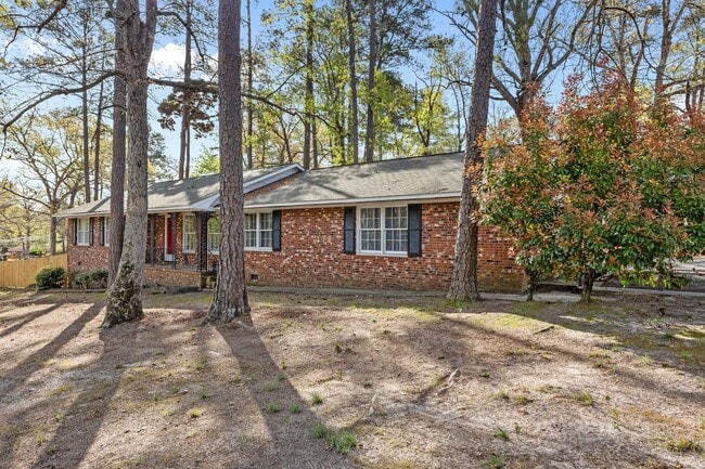 Building Photo - 2125 Forest Hills Dr