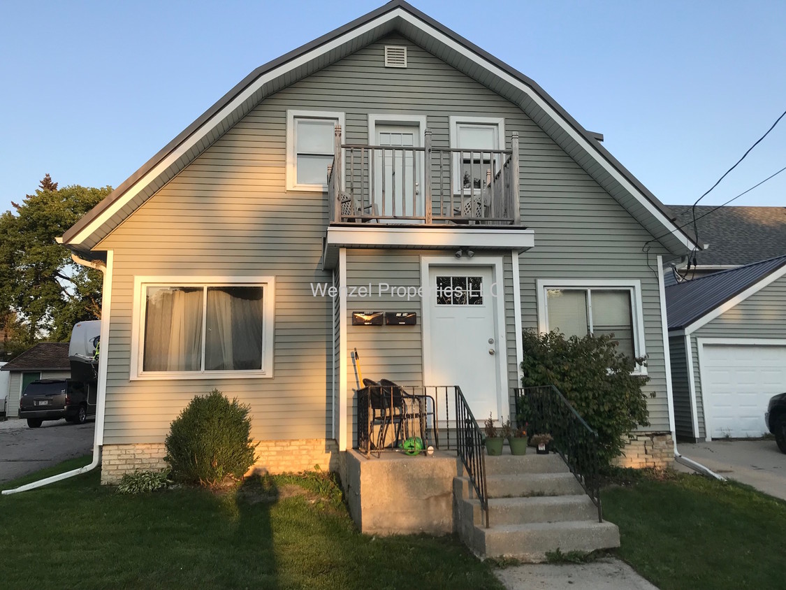 1035 S 15th St, Manitowoc, WI 54220 Apartments in Manitowoc, WI