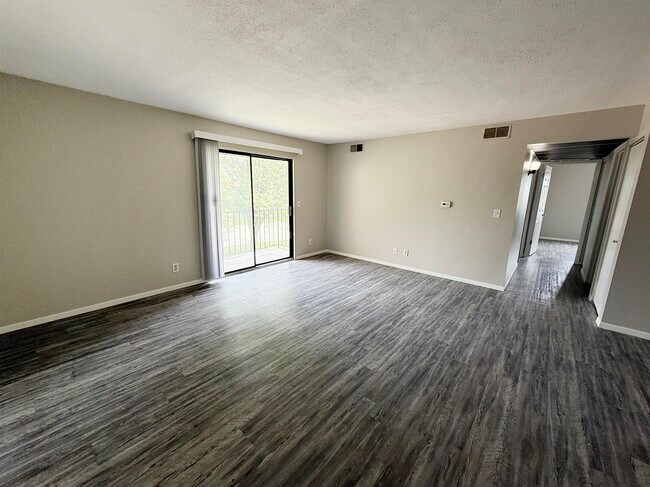 sala de estar con piso de vinilo - Forrest Hill Apartments