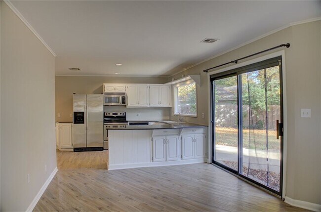 Building Photo - Beautiful Corner Lot, Circle Drive Near Ex...