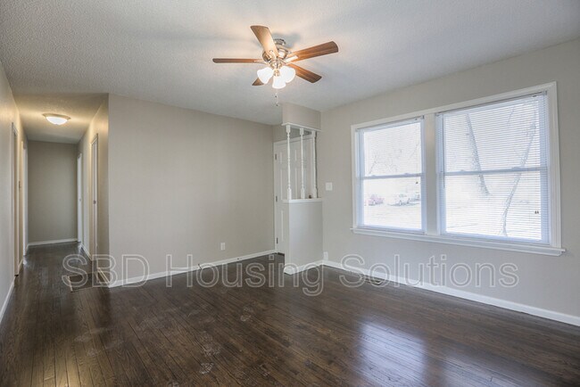 Foto del edificio - 1215 N Cedarcrest Dr
