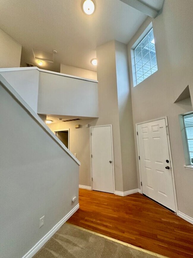 Building Photo - Lovely 3 Bedroom Home with garage in Quiet...