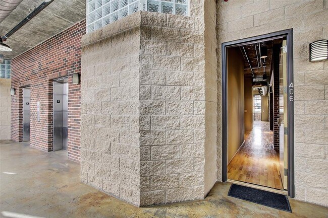 Building Photo - 505 Bastrop St