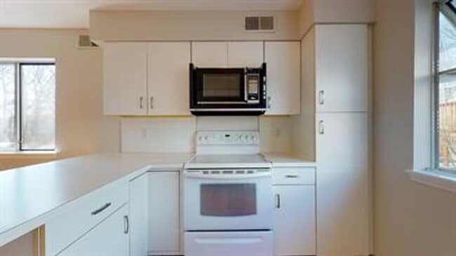 Building Photo - 2 Bedroom 2.5 Bath Townhouse