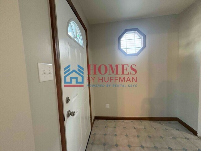 Foto del edificio - Four Bedroom House | Detached Garage