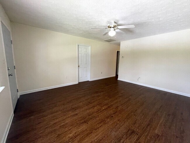 Building Photo - PRE-LEASING FOR AUGUST!