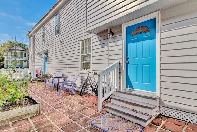 Two entrances - 286 Ashley Ave