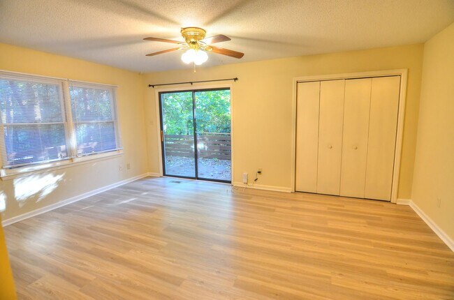 Foto del edificio - Walk to Downtown Carrboro From This End Unit Townhome!