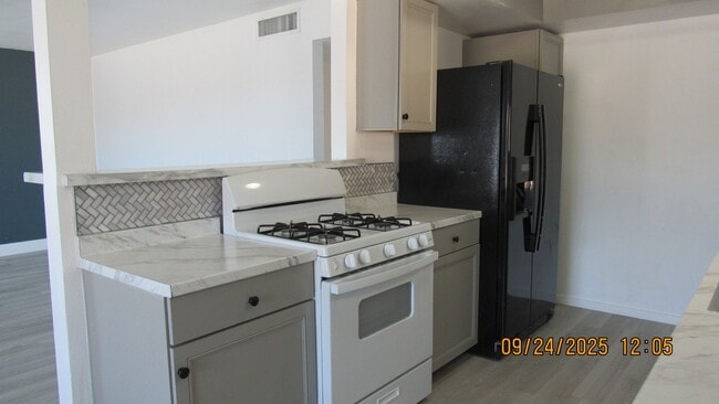 Foto del edificio - 3 bedroom 2 bathroom with Solar!!!!