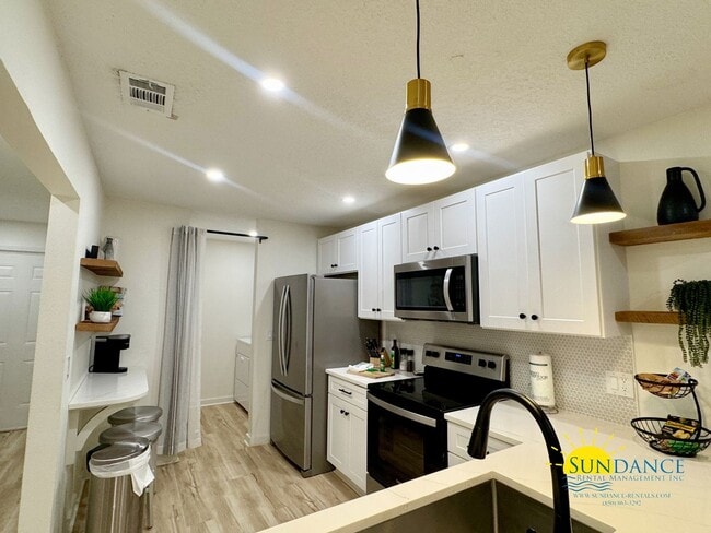 Building Photo - Beautifully Renovated Townhome Near the Beach!