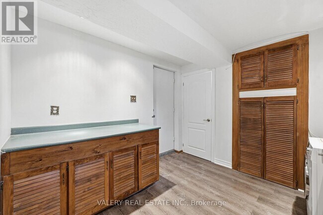 Building Photo - 2768 Bucklepost Crescent