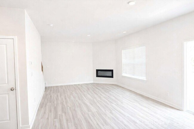Foto del edificio - 116 Windstone Cmn Ln