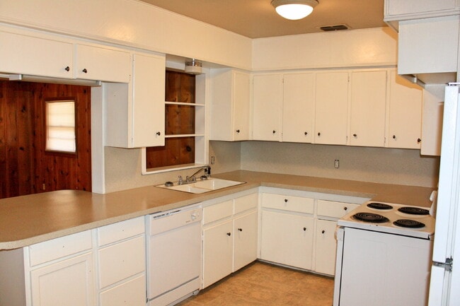Building Photo - House Located Minutes From Schools, Restaurants & Shopping Mall!