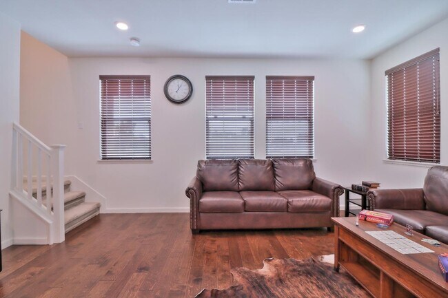 Building Photo - 1012 Giacomo Ln