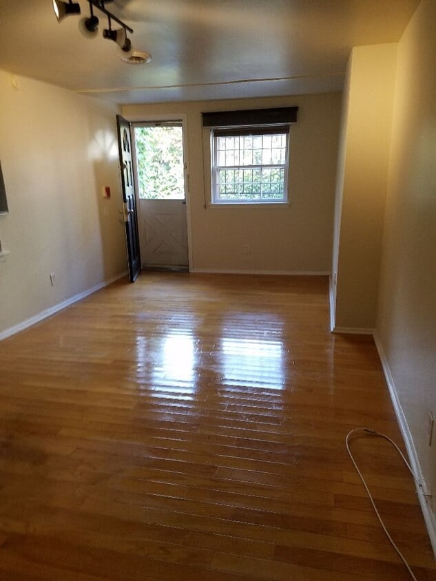 Spacious 1 BR w/ Private Entrance & Renova... - Spacious 1 BR w/ Private Entrance & Renova...