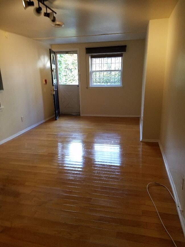 Building Photo - Spacious 1 BR w/ Private Entrance & Renova...