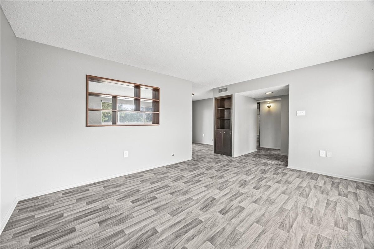 Primary Photo - Luxurious 2-Bedroom Haven in Prime Locatio...
