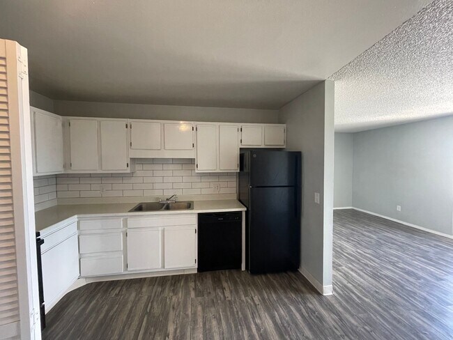 Building Photo - Amazing 2nd Floor Apartment!! A/C!! Pet Fr...
