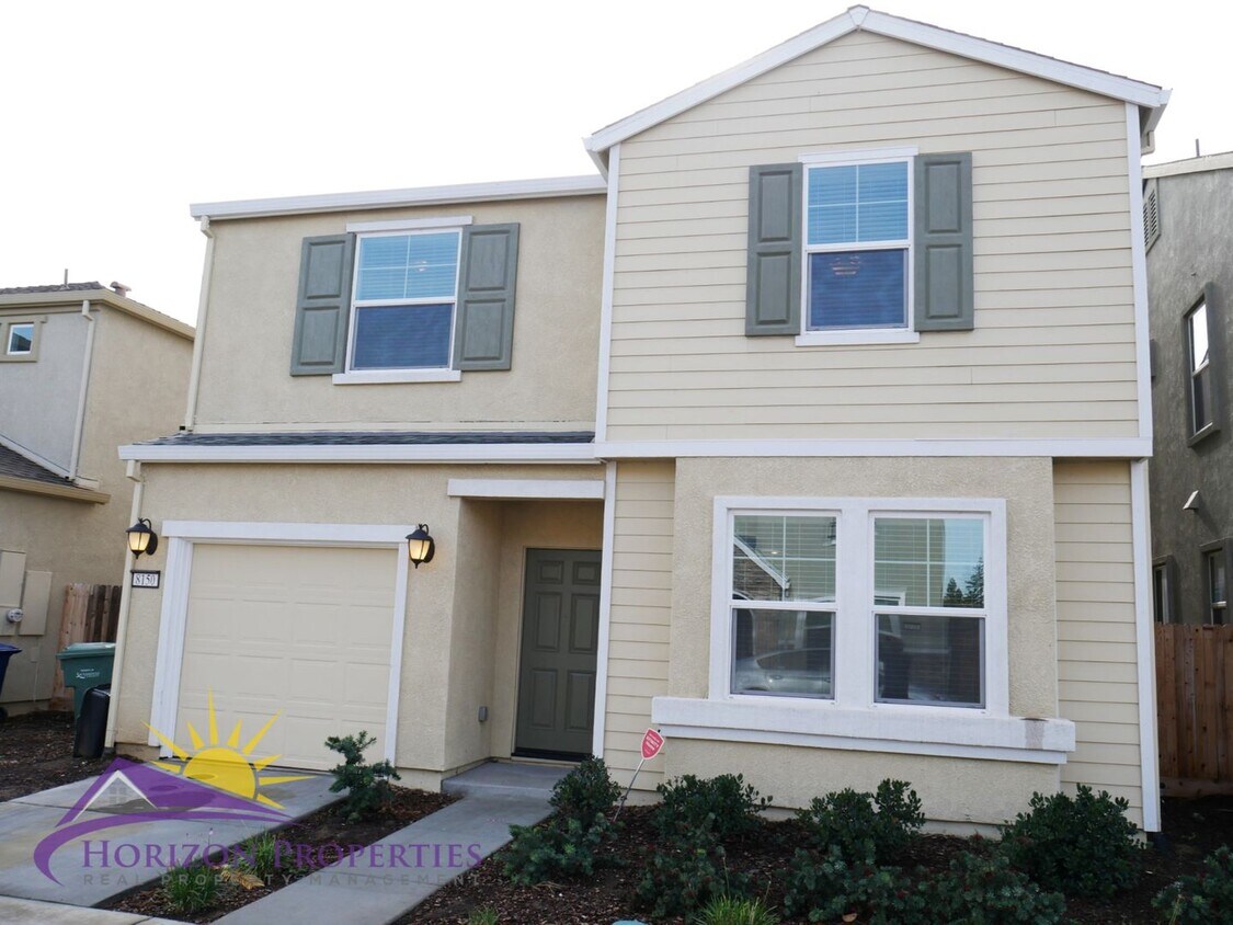 Foto principal - Modern Two-Story 4 Bed 2.5 Bath 1,807 sqft...
