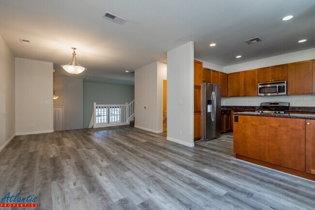 Foto del edificio - Stunning Townhouse | LVP Flooring | Central A/C