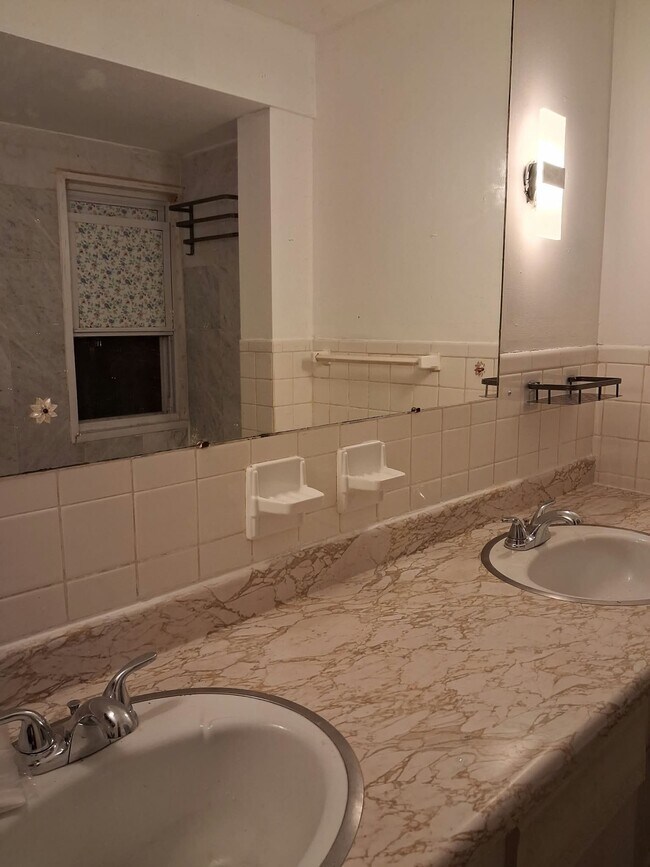 Building Photo - 1260 W 67th St