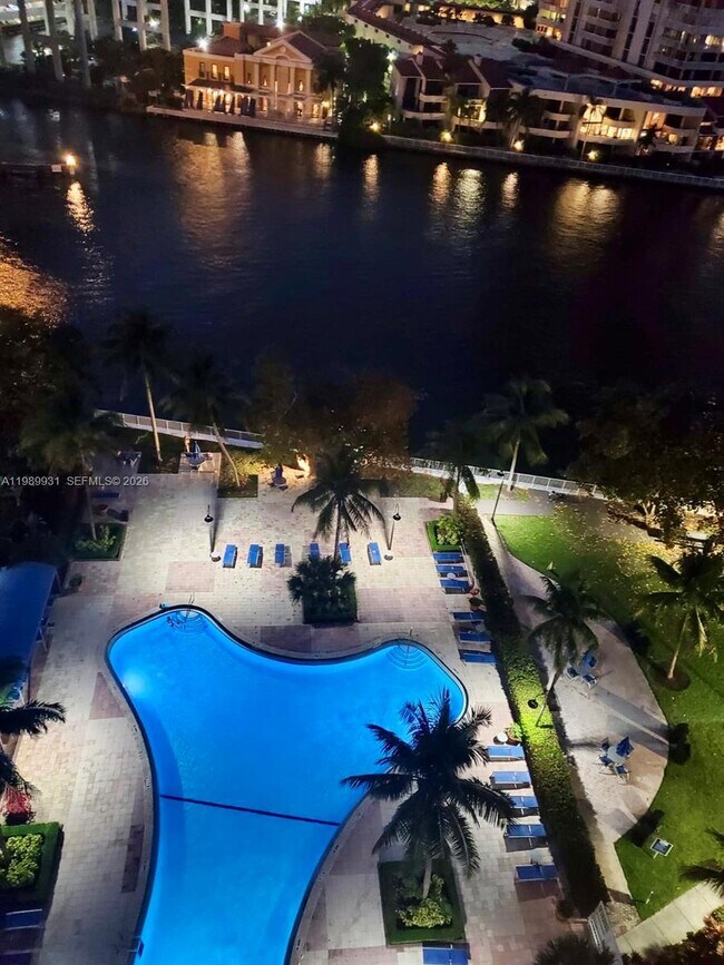 Foto del edificio - 19390 Collins Ave