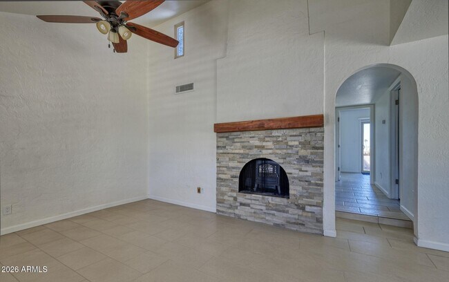 Foto del edificio - 7501 E Happy Hollow Dr