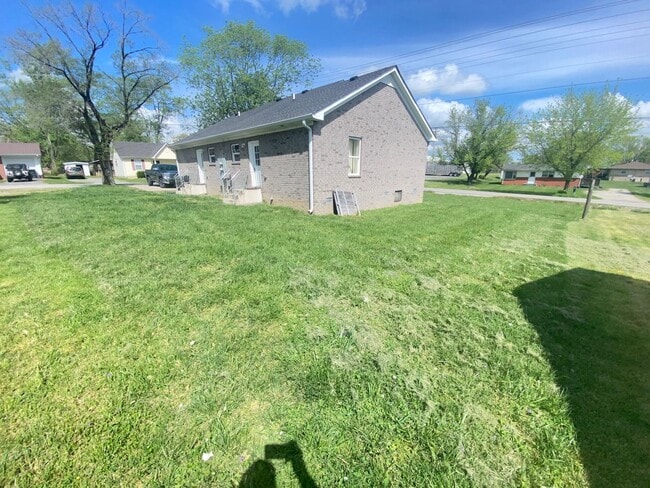 Building Photo - For Lease - 2 Bed, 1 Bath, 950sqft Duplex ...