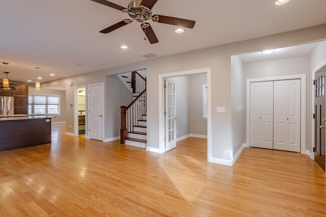 Foto del edificio - 5046 W Carmen Ave