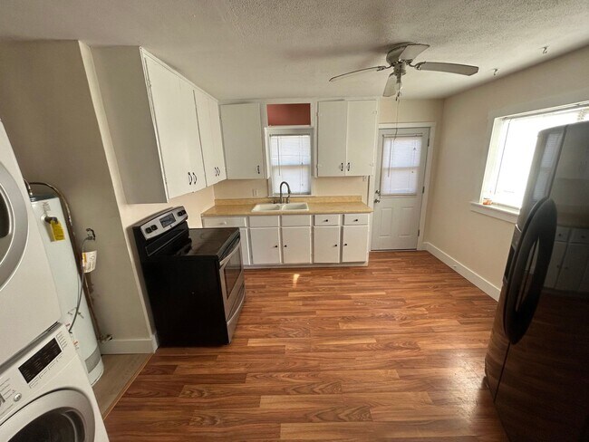 Building Photo - Cozy 4 bed 1 Bath House close to Schools a...