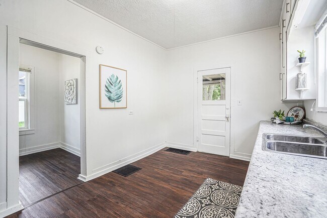 Building Photo - Student Housing Available Three Bedroom, O...