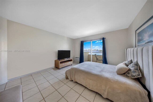 Foto del edificio - 7904 West Dr