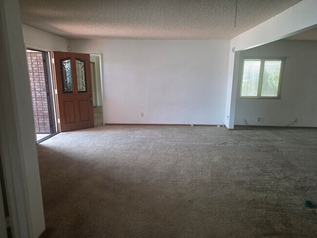 Foto del edificio - 5673 Barclay Ave