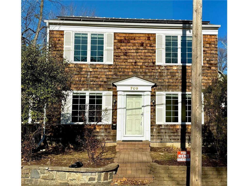 Foto principal - 709 Wayzata Blvd E