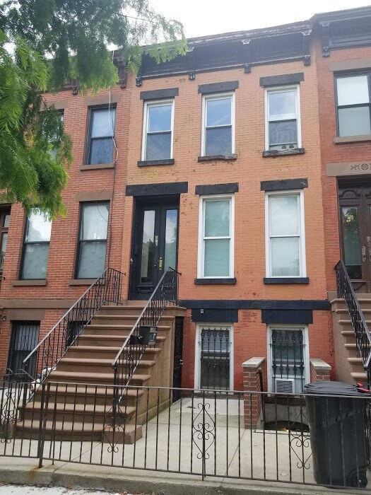 Front - 572 Park Pl