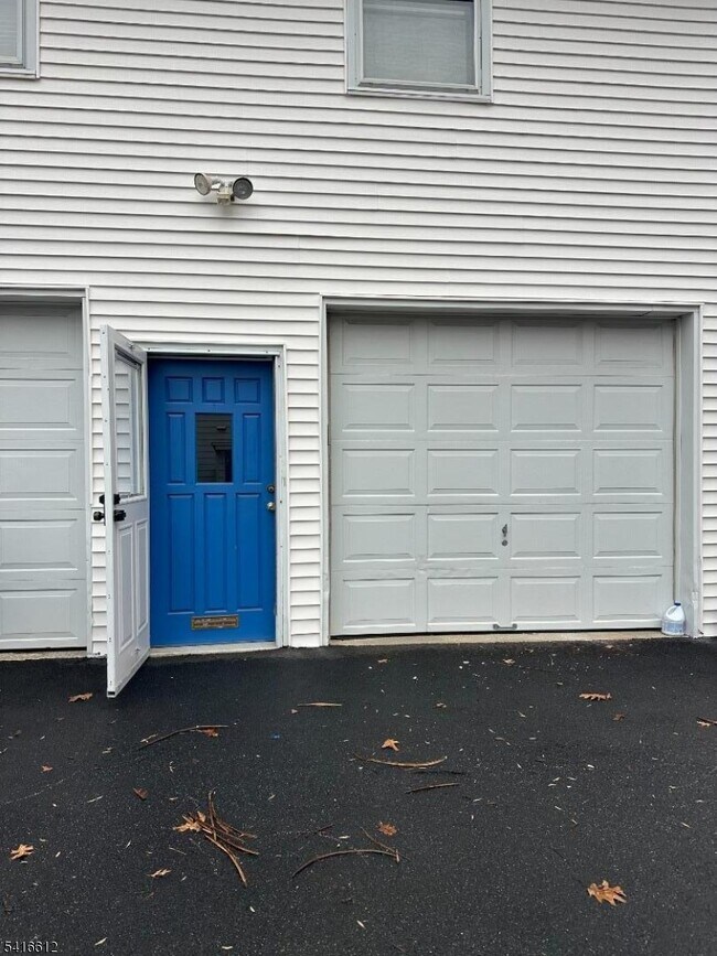 Building Photo - 18 Montrose Ave