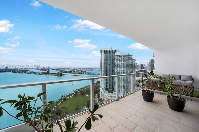 Building Photo - 2020 N Bayshore Dr