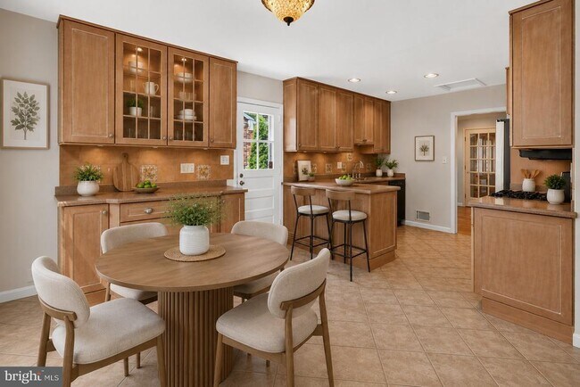 Foto del edificio - 6035 Chatsworth Ln