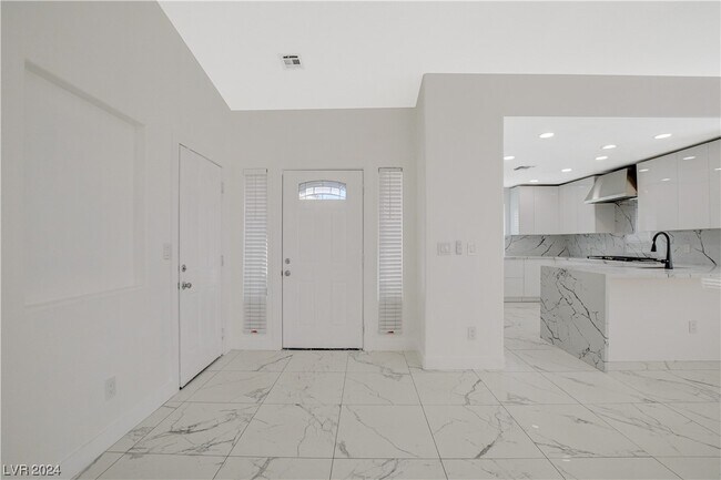 Building Photo - 544 Terrace Point Dr