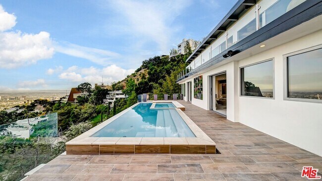 Foto del edificio - 1664 Mountcrest Ave