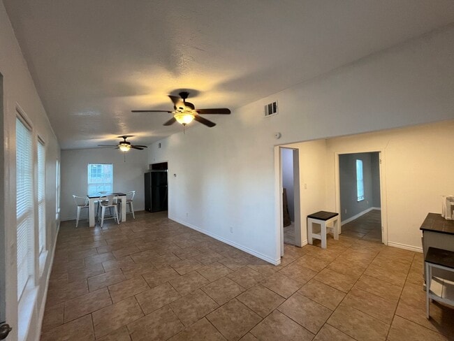 Building Photo - TULOSO MIDWAY WITH WATER AND ELECTRIC INCLUDED!!